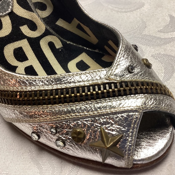 Marc Jacobs  SILVER. Peep Toe Heels size 5 STUDDED.  TOO  SZ 5 - Picture 3 of 13